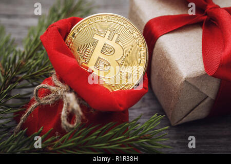 In einer Tüte als Weihnachtsgeschenk closeup Bitcoin Stockfoto