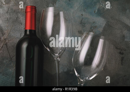 Flasche Rotwein und zwei leere Gläser closeup Stockfoto