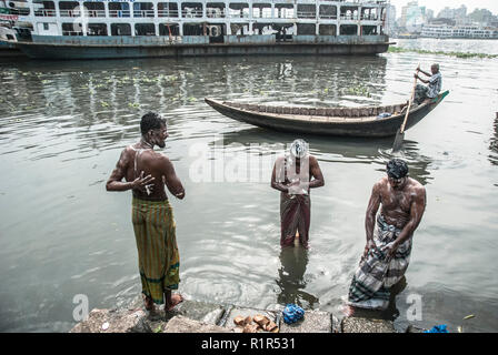 02/2018 dhaka Bangladesch,Einkommensschwache baden in verschmutztem Wasser © Nazmul Islam/Alamy Live News Stockfoto