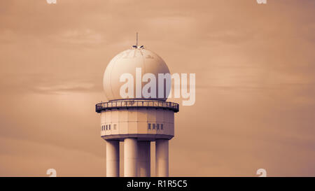 Uvp 117 Radarturm In öffentlichen City Park Tempelhofer Feld, ehemaligen Flughafen Tempelhof in Berlin, Deutschland Stockfoto