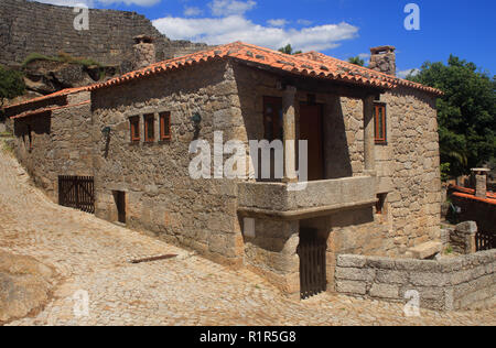 Portugal Guarda Bezirk, Beira Alta Sortelha, historischen Bergdorf, innerhalb der mittelalterlichen Stadtmauer errichtet. Stockfoto