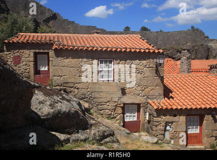 Portugal Guarda Bezirk, Beira Alta Sortelha, historischen Bergdorf, innerhalb der mittelalterlichen Stadtmauer errichtet. Stockfoto