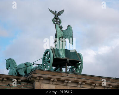 Die Quadriga des Brandenburger Tors vor einem Blauen bewölkten Himmel in Berlin, Deutschland Stockfoto