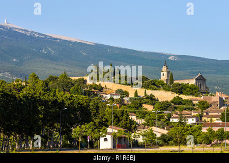 Dorf Bédoin mit Mont Ventoux im Abendlicht, Provence, Frankreich Stockfoto