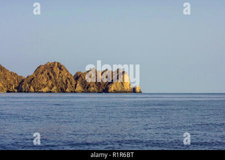 Malerische cosat Linie und Felswand in der Nähe von Muscat, Oman. Stockfoto