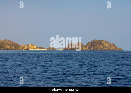 Malerische cosat Linie und Felswand in der Nähe von Muscat, Oman. Stockfoto