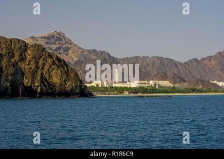 Malerische cosat Linie und Felswand in der Nähe von Muscat, Oman. Stockfoto