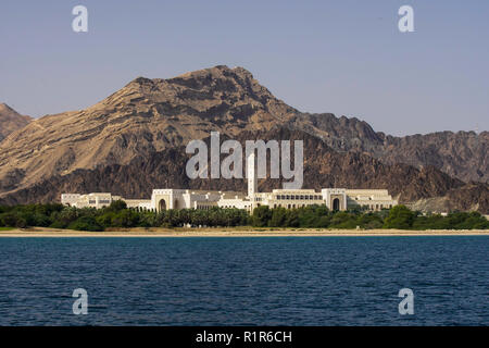 Malerische cosat Linie und Felswand in der Nähe von Muscat, Oman. Stockfoto