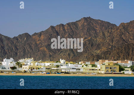 Malerische cosat Linie und Felswand in der Nähe von Muscat, Oman. Stockfoto