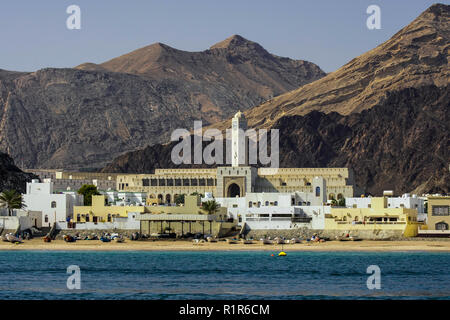 Malerische cosat Linie und Felswand in der Nähe von Muscat, Oman. Stockfoto