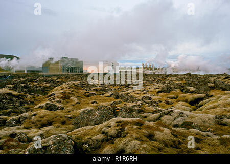 Das Geothermiekraftwerk Svartsengi die die Blaue Lagune Spa in der vulkanischen Landschaft der Halbinsel Reykjanes in Island. Stockfoto