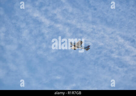 ST. PETERSBURG, Russland - November 04, 2018: kleines Flugzeug Piper PA-28 Cherokee fliegt hoch in den Himmel. Stockfoto