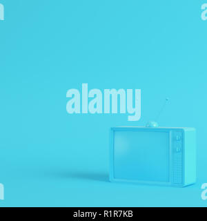 Im Retrostil tv Auf hellen blauen Hintergrund in Pastellfarben. Minimalismus Konzept. 3D-Rendering Stockfoto
