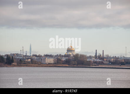 Anzeigen von Kronstadt aus dem Golf von Finnland. Naval Kathedrale und Lakhta Zentrum Wolkenkratzer Stockfoto