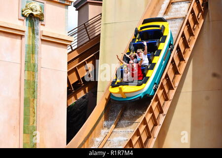 Orlando, Florida. September 30, 2018. Ferien Familie erstaunliche Reise nach Atlantis in Seaworld Theme Park. Stockfoto