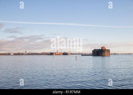 Befestigungen von Kronstadt. Zwei Forts auf dem Hintergrund der Stadt - Fort Kaiser Peter der Große oder Zitadelle und Fort Imperator Alexander I oder Pest Stockfoto