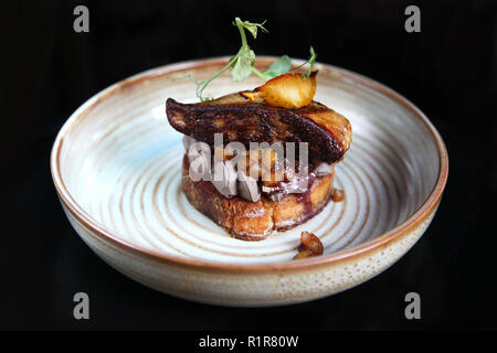 Ästhetische französische Gänseleber mit Apfel und Birne chutney auf dem Toast im minimalistischen Stil Stockfoto