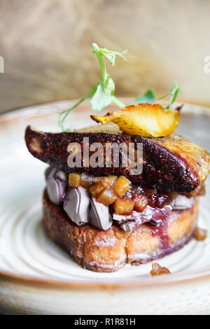 Ästhetische französische Gänseleber mit Apfel und Birne chutney auf dem Toast im minimalistischen Stil Stockfoto