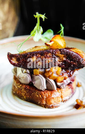 Ästhetische französische Gänseleber mit Apfel und Birne chutney auf dem Toast im minimalistischen Stil Stockfoto