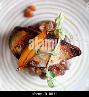 Ästhetische französische Gänseleber mit Apfel und Birne chutney auf dem Toast im minimalistischen Stil Stockfoto