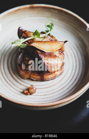 Ästhetische französische Gänseleber mit Apfel und Birne chutney auf dem Toast im minimalistischen Stil Stockfoto