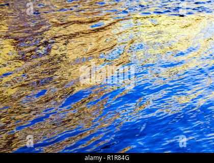 Abstrakte farbenfrohe Reflexionen von Wasser; Arkansas River; Salida, Colorado, USA Stockfoto