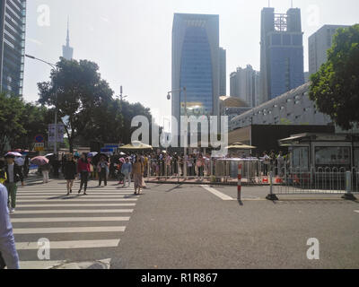 GUANGZHOU, China - 8. November 2018, Menschen, die in eine Warteschlange in der ausserhalb des Generalkonsulats der Vereinigten Staaten in Guangzhou, die uns die Visa. Stockfoto