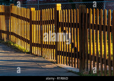 Ende Tag Sonnenlicht erzeugt Muster auf Holz- lattenzaun; 325 D Street; Salida, Colorado, USA Stockfoto