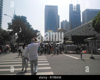 GUANGZHOU, China - 8. November 2018, Menschen, die in eine Warteschlange in der ausserhalb des Generalkonsulats der Vereinigten Staaten in Guangzhou, die uns die Visa. Stockfoto