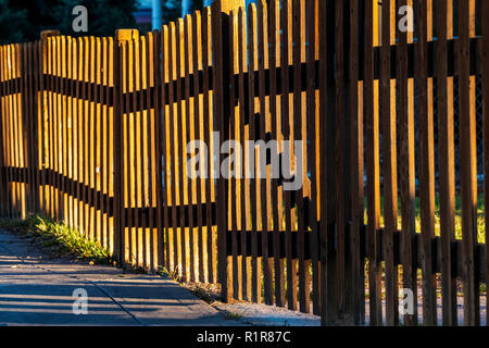 Ende Tag Sonnenlicht erzeugt Muster auf Holz- lattenzaun; 325 D Street; Salida, Colorado, USA Stockfoto