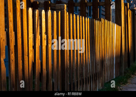 Ende Tag Sonnenlicht erzeugt Muster auf Holz- lattenzaun; 325 D Street; Salida, Colorado, USA Stockfoto