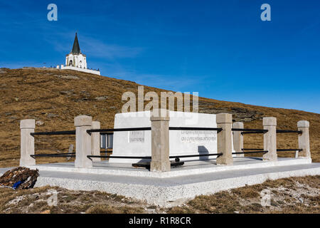 Die Gedenkstätte und die Serbische Kapelle im Gedenken an ihre Opfer im Ersten Weltkrieg auf dem Berg Voras in Griechenland am 10. November 2018 Stockfoto