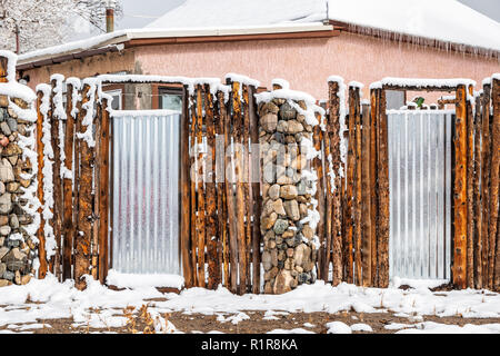 Schnee bedeckt Holz, Metall & Fiberglas zaun ; 7 & Teller Straßen; Salida, Colorado, USA Stockfoto