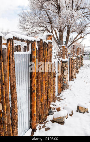 Schnee bedeckt Holz, Metall & Fiberglas zaun ; 7 & Teller Straßen; Salida, Colorado, USA Stockfoto