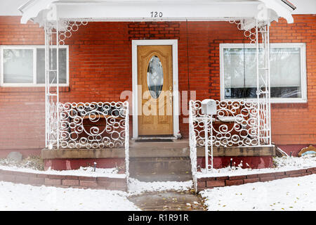 Schnee bedeckt die dekorativen schmiedeeisernen Zaun; 720 F Street, Salida, Colorado, USA Stockfoto