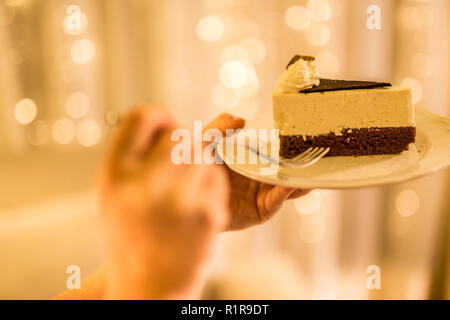 Stück Karotte hausgemachte Kuchen mit Weiß Creme auf grauem Hintergrund. Festliches dessert Konzept. Stockfoto