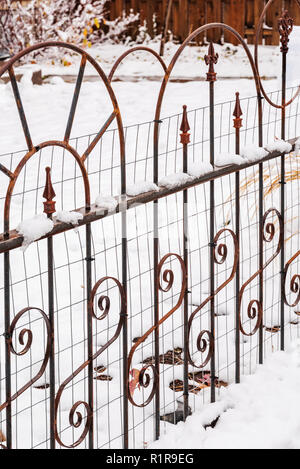 Schnee bedeckt die dekorativen schmiedeeisernen Zaun; 839 F Street, Salida, Colorado, USA Stockfoto