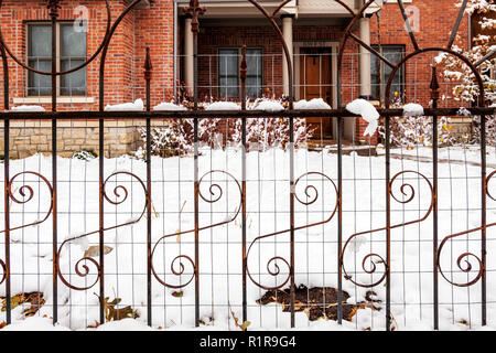 Schnee bedeckt die dekorativen schmiedeeisernen Zaun; 839 F Street, Salida, Colorado, USA Stockfoto