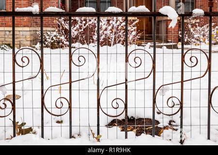 Schnee bedeckt die dekorativen schmiedeeisernen Zaun; 839 F Street, Salida, Colorado, USA Stockfoto