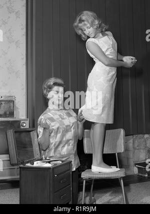 Mama näht Kleid ihrer Tochter, Ca. 1969. Stockfoto