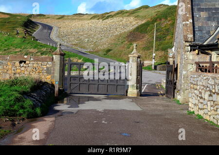 Die schwere Holztür, die verwendet den Eingang Dunraven Immobilien auf dem Erbe Küste bei Southerndown/Dunraven Bay in der Nähe von Bridgend zu werden. Stockfoto