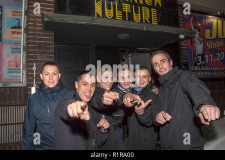 Zagreb, Kroatien, Nov. 2018 - Musik Fans vor der Tvornica Kulture (Kultur Fabrik) Music Hall, bevor die Leistung der Gruppe Film posing Stockfoto