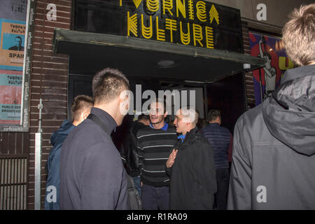 Zagreb, Kroatien, Nov. 2018 - Musik Fans vor der Tvornica Kulture (Kultur Fabrik) Music Hall, bevor die Leistung der Gruppe Film ansehen Stockfoto