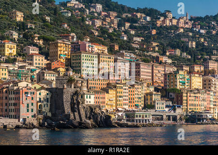 Die bunten Häuser von Camogli vom Meer aus gesehen Stockfoto