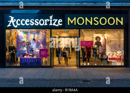 Ein Zweig der Accessorize & Monsun in King's Lynn High Street in der Abenddämmerung. Stockfoto