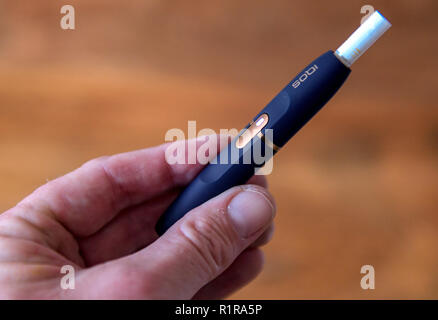 Hamburg, Deutschland. 13 Nov, 2018. Ein Mann hlt eine iqos Typ E-Zigarette  von Philip Morris in einem Tabakladen. Wettbewerb auf dem Markt der  elektronischen Zigaretten intensiviert sich. Am Mittwoch (14.11.2018), Philip  Morris' CEO fr Deutschland ...