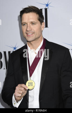 Nashville, Tennessee, USA. 13 Nov, 2018. Walker Hayes während Ankunft für die 66. jährlichen BMI Land Auszeichnungen. Credit: Laura Farr/Admedia/ZUMA Draht/Alamy leben Nachrichten Stockfoto