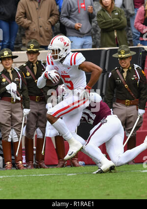 College Station, TX, USA. 10 Nov, 2018. Ole Fräulein Empfänger, DaMarkus Lodge (5), während der NCAA Football Spiel zwischen der Texas A&M Aggies und die Ole Miss Rebels, in College Station, TX. (Absolut komplette Fotograf & Company Credit: Joseph Calomeni/MarinMedia.org/Cal Sport Media) Credit: Csm/Alamy leben Nachrichten Stockfoto