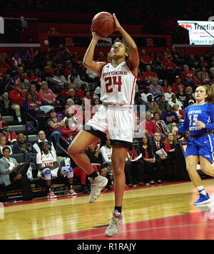 Piscataway, New Jersey, USA. 13 Nov, 2018. Rutgers Scarlet Knights guard Arella Guirantes (24) Kerben in der zweiten Hälfte während eines Spiels zwischen der Rutgers Scarlet Knights und der Central Connecticut blauen Teufel an der Rutgers Athletic Center in Piscataway, New Jersey. Rutgers besiegt Central Connecticut 74-44. Duncan Williams/CSM/Alamy leben Nachrichten Stockfoto