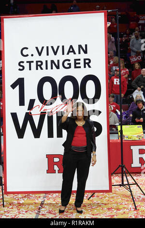 Piscataway, New Jersey, USA. 13 Nov, 2018. Rutgers Frauen Basketball Trainer C. Vivian Stringer feiert ihr 1000 Karriere nach einem Spiel zwischen der Rutgers Scarlet Knights und der Central Connecticut blauen Teufel an der Rutgers Athletic Center in Piscataway, New Jersey zu gewinnen. Rutgers besiegt Central Connecticut 74-44. Duncan Williams/CSM/Alamy leben Nachrichten Stockfoto